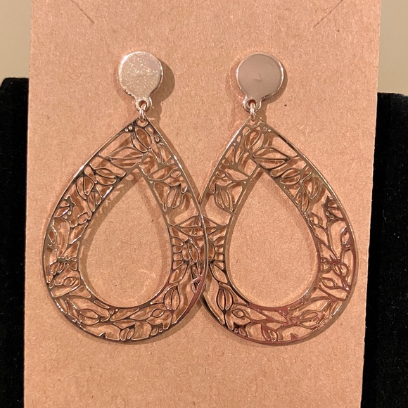 Gold Tone Teardrop Dangle Earrings Textured Filigree Design Lightweight 2” Drop - Picture 3 of 4
